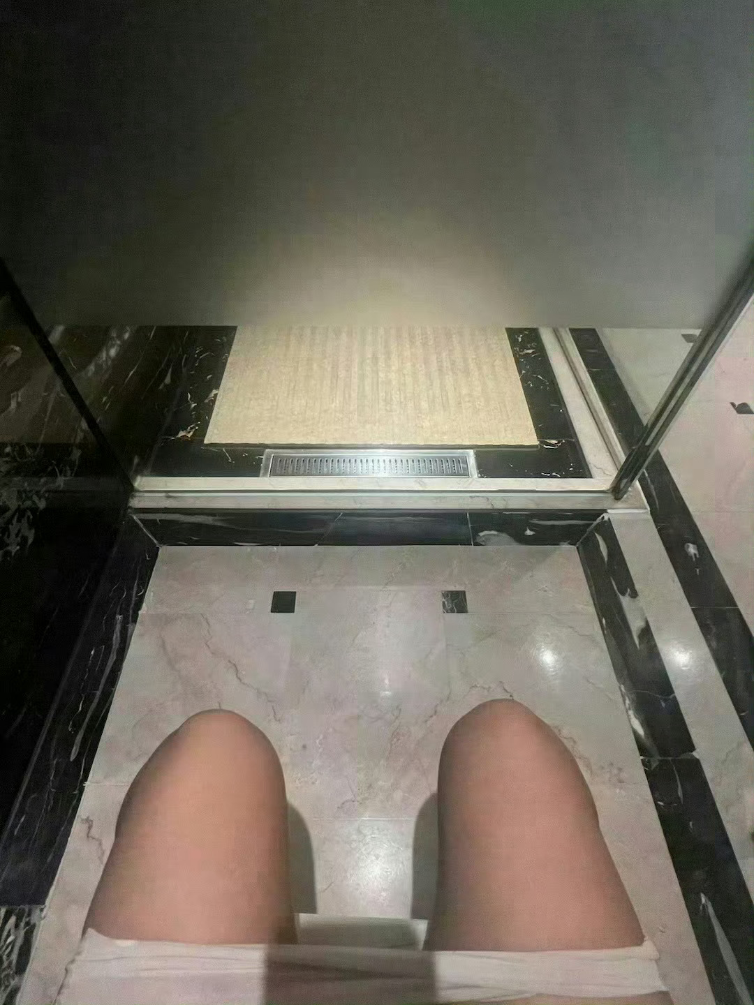 一个人住酒店好无聊 