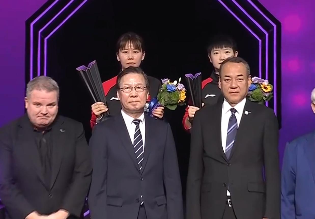横滨冠军赛女单颁奖仪式有几个值得注意的细节：
1.在颁奖仪式中没有出现一些让人很