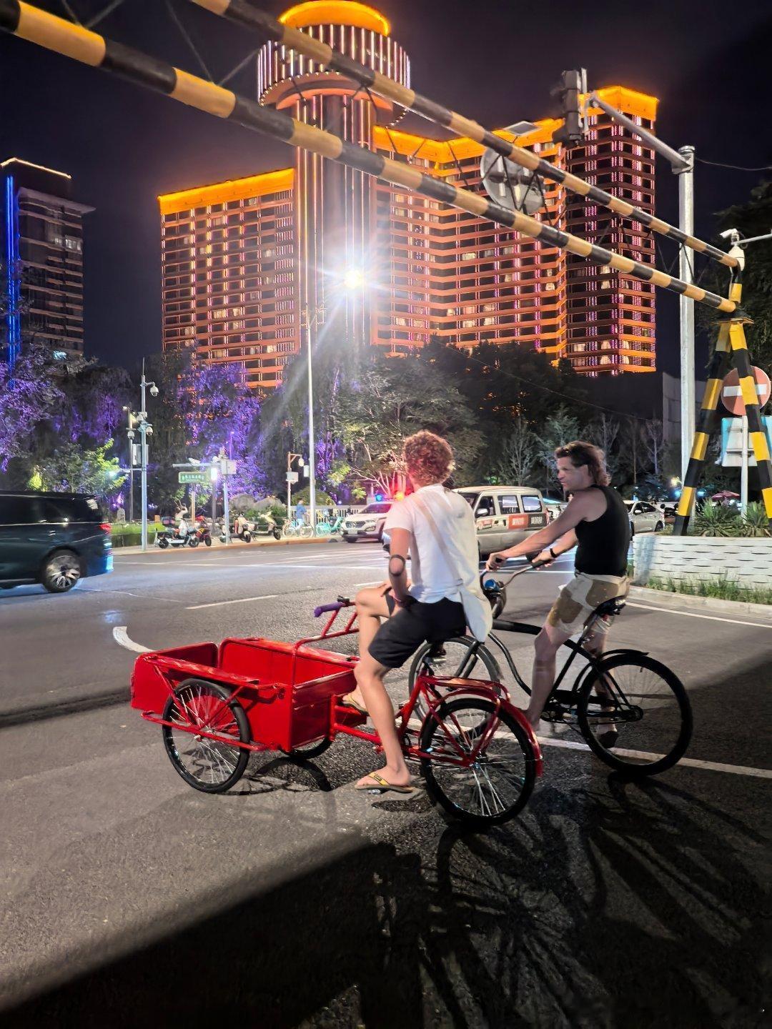 亮马河的夜，仿佛是另一个北京。 北京·亮马河