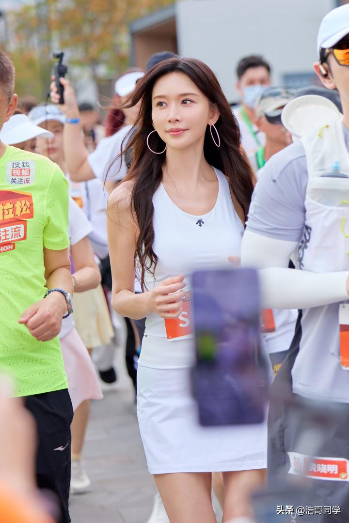 51岁的女人是什么状态？
林志玲是模特出身，长期保持自律的生活习惯，就算结了婚也