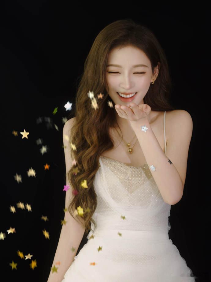 张予曦直播跳自编手势舞张予曦直播跳手势舞张予曦用心了，直播专门为节目自编手势舞，