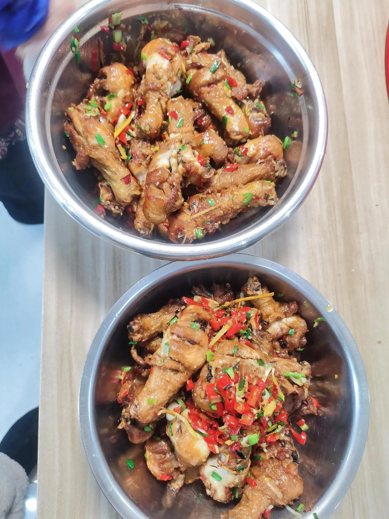 炸鸡腿
红烧茄子，
萝卜粉条汤。

生活一边忙碌一边沉淀，
愿你被世界温柔以待！