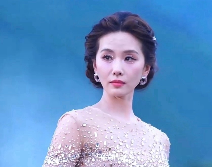 有一位姐姐疲惫出圈啦vogue红毯 疲惫