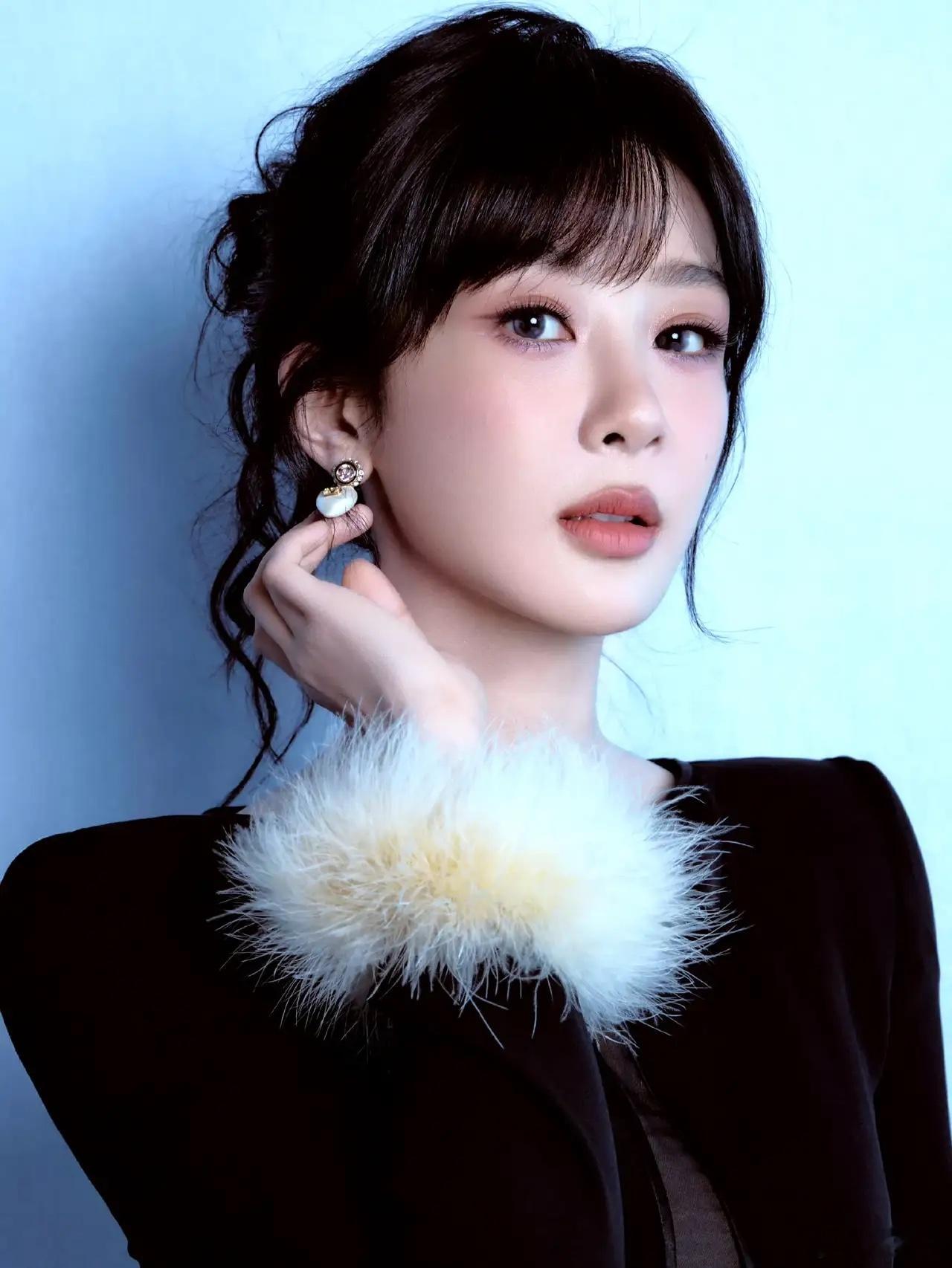 杨紫今日华伦活动，状态太绝了既有端庄温柔的一面又有可爱俏皮的一面杨紫的时尚感越来