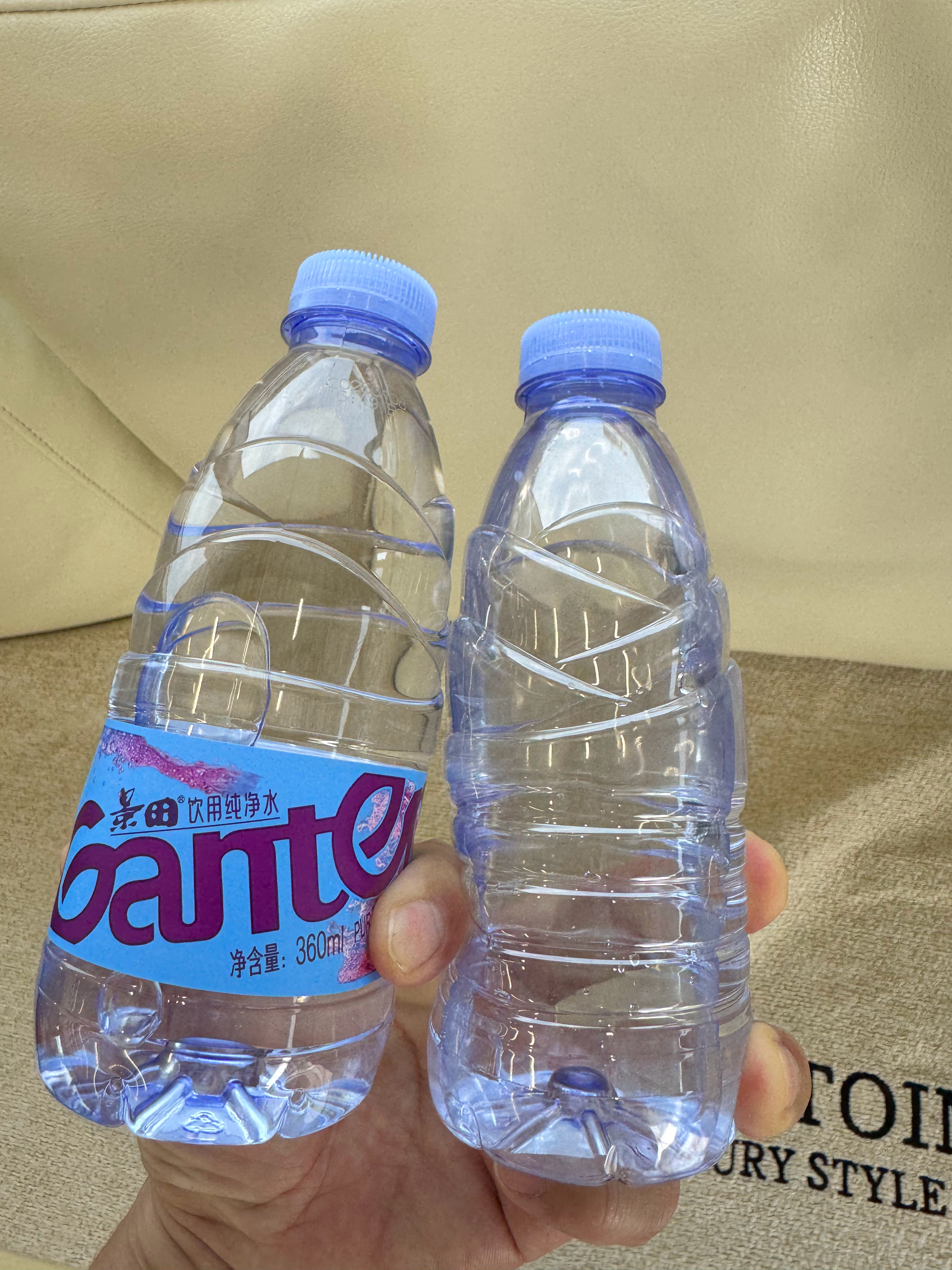 为了区分哪一瓶是水是我的，我都是把塑料包装膜撕掉 ​​​