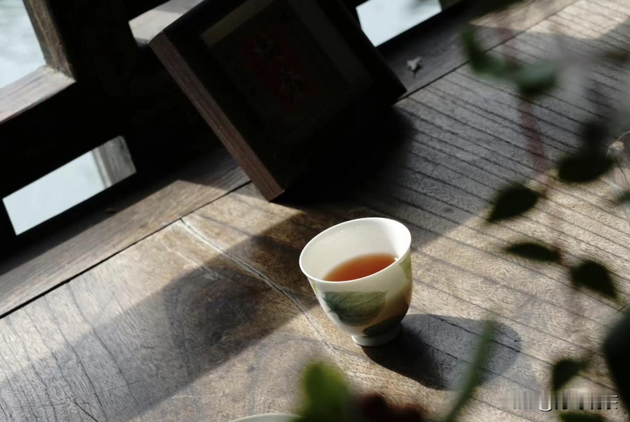 初冷，宜红茶，茶黄素促进心血管健康，温和暖胃。愿这抹甜暖，能抵达你的案头，温润整