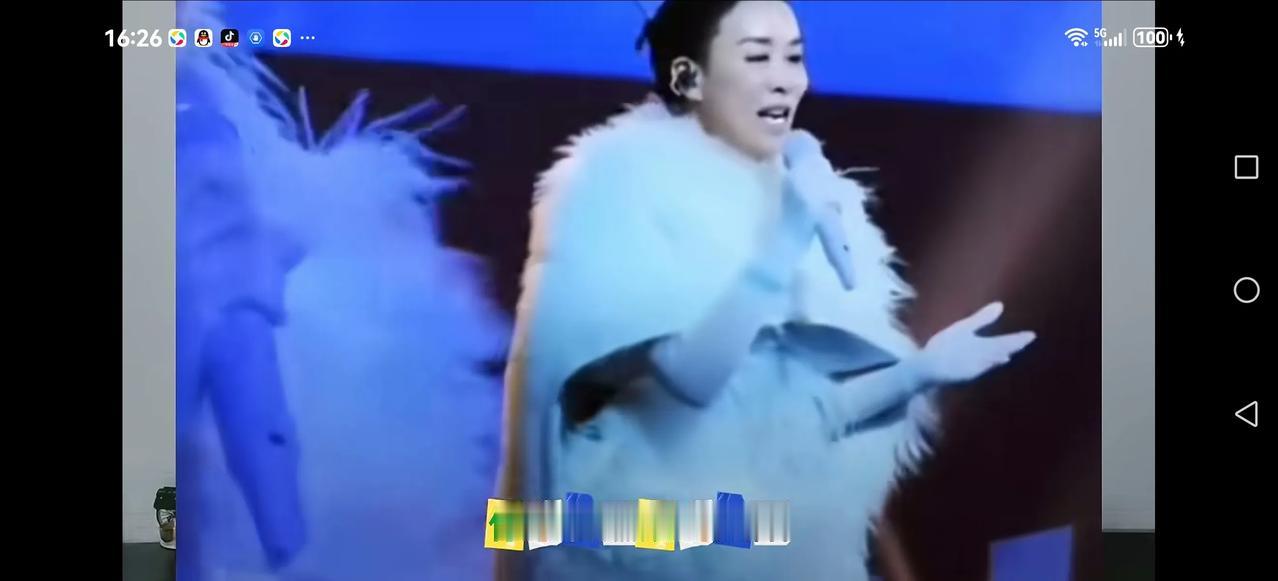 【注意，话筒递出去了】
当那英把话筒递出去，现场应该万人合唱声音，然而那英的唱声