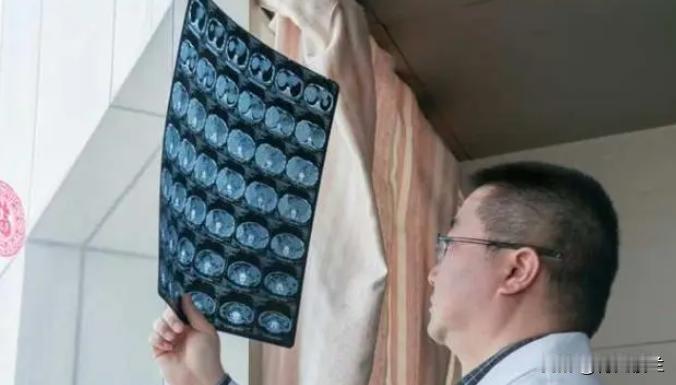 2023年这个医生被曝光了！江苏南京一位肿瘤医院的医生，偷偷得自掏腰包为病人续上