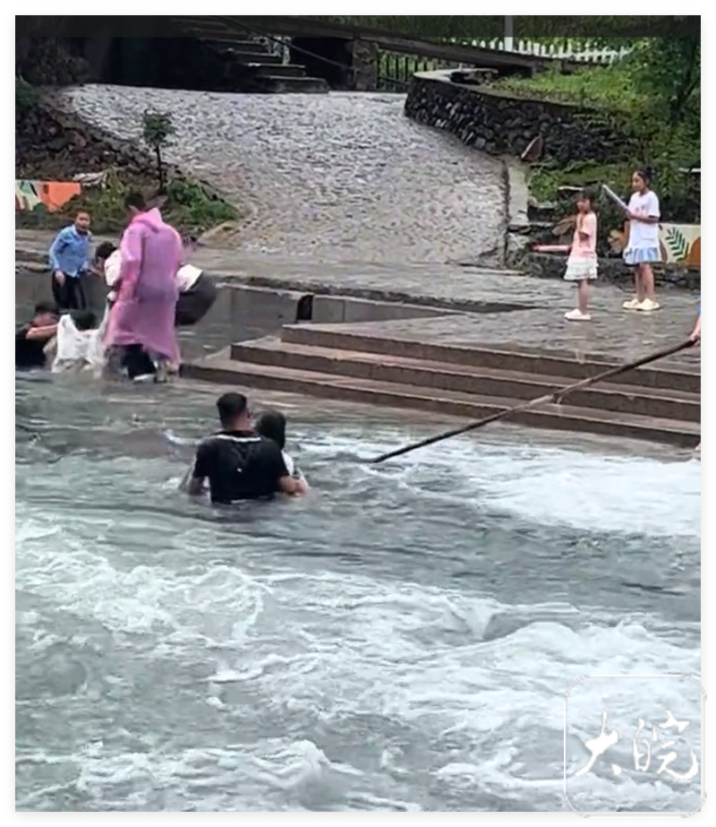 #村干部柏宝宝跳入翻滚河水中救人#【他是村干部，也是退伍军人，#柏宝宝回应跳河救