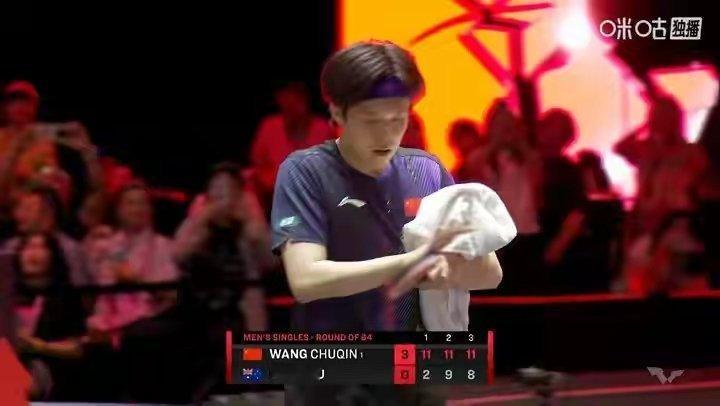 体育 WTT新加坡大满贯男单1/32决赛，王楚钦战胜3-0卢伟。比分【11-2，
