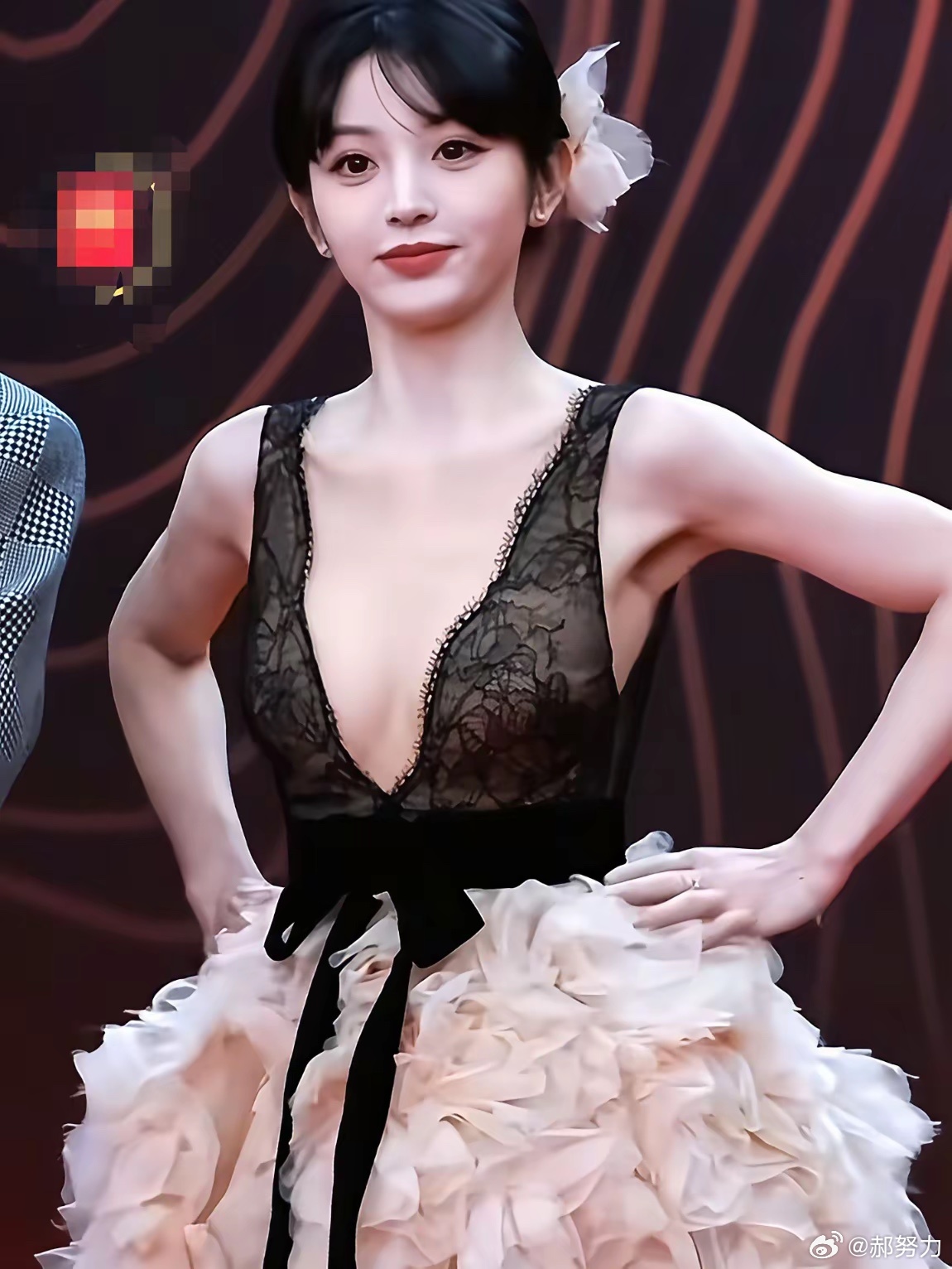 内娱只有田曦薇，在大大方方秀身材！其他女星穿低胸礼服，都是欲露还羞，经常用手挡前