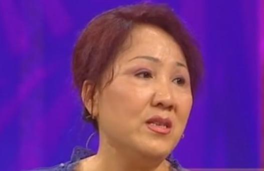 1972年，泥瓦匠张复生娶了城里的女知青，晚上睡觉他发现妻子的腰变粗了。他以为妻