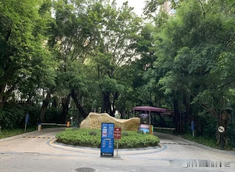 香蜜湖1号3折拍卖……

香蜜湖1号是香蜜湖最好的小区，小区主要有高层、小高层和