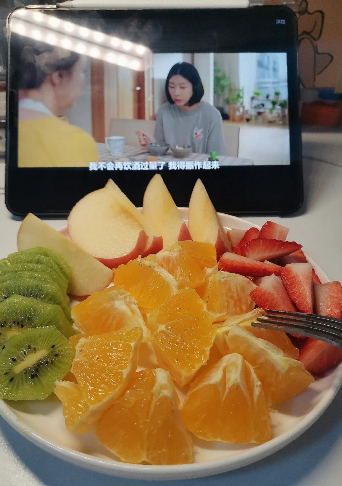 休息时就窝在沙发里，开盏暖灯翻本闲书，再泡杯热奶茶，听着窗外风声，不用赶时间的慢