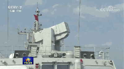 一艘056型轻型导弹护卫舰，发射了一枚红旗-10型近程舰空导弹，干净利索地击落了