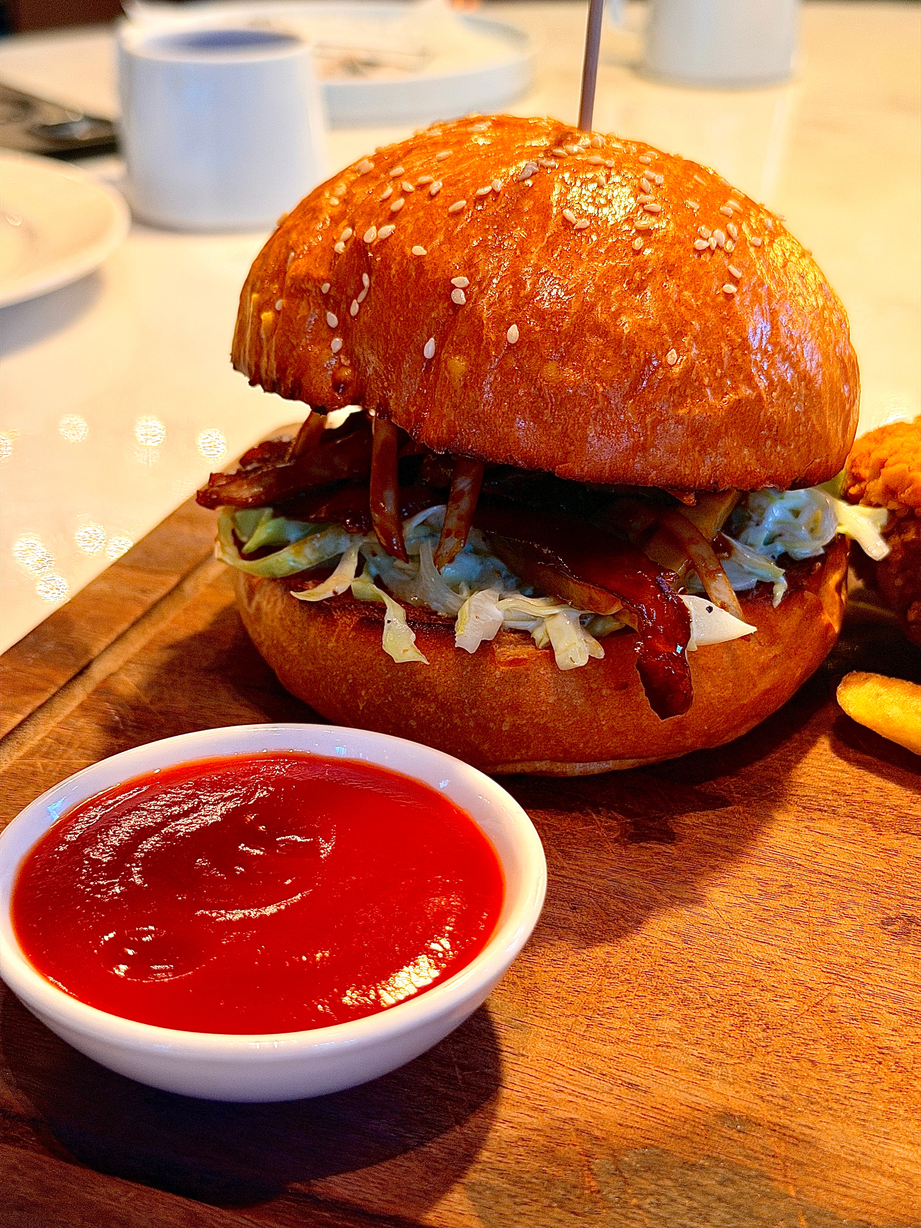 这汉堡🍔有我脸大了！！！在北京，当然要吃烤鸭🦆汉堡喽～ 北京·首钢工业遗址公