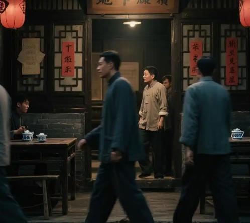 1942年，一交通员去茶馆接头取情报。然而，暗号、信物都对上后，他刚咬了一口掌柜