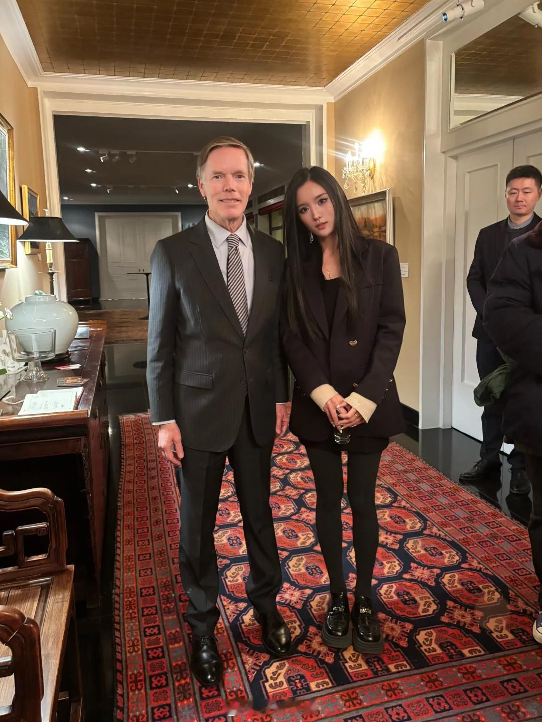 美国大使尼古拉斯·伯恩斯和伊丽莎白贝利斯女士为史密森尼国家亚洲艺术馆馆长蔡司·罗