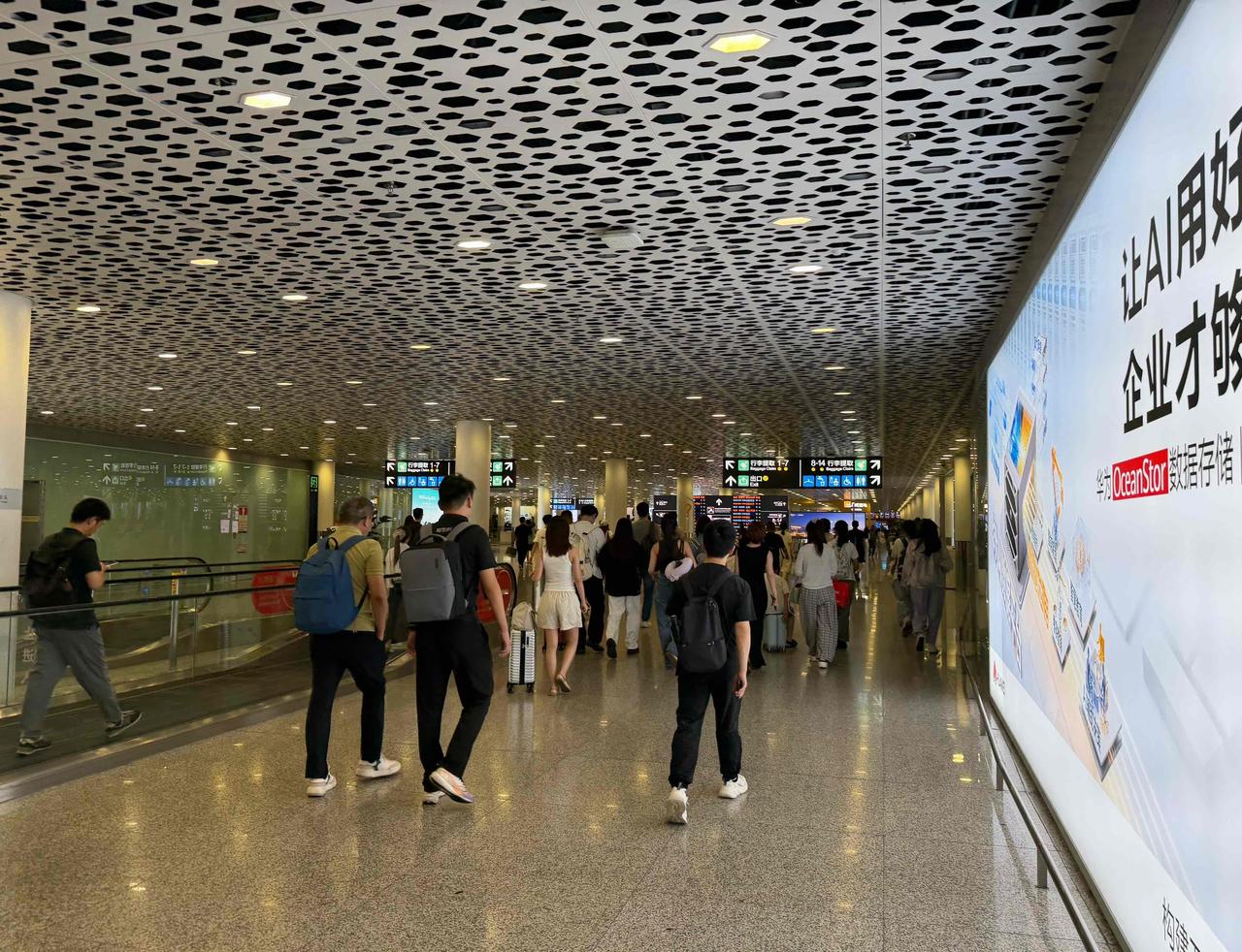 凌晨2:00的深圳机场，依然人潮涌动，但我要尽快赶回东莞，明天还要上班[允悲]
