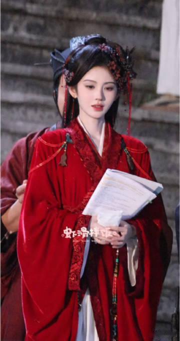 鞠婧祎苏绿夏红衣妆造鞠婧祎最适配红衣之人鞠婧祎红衣造型直接惊艳到我！红裳摇曳，风