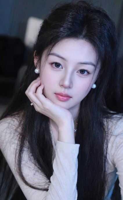 她静立如兰，不语亦生香。
