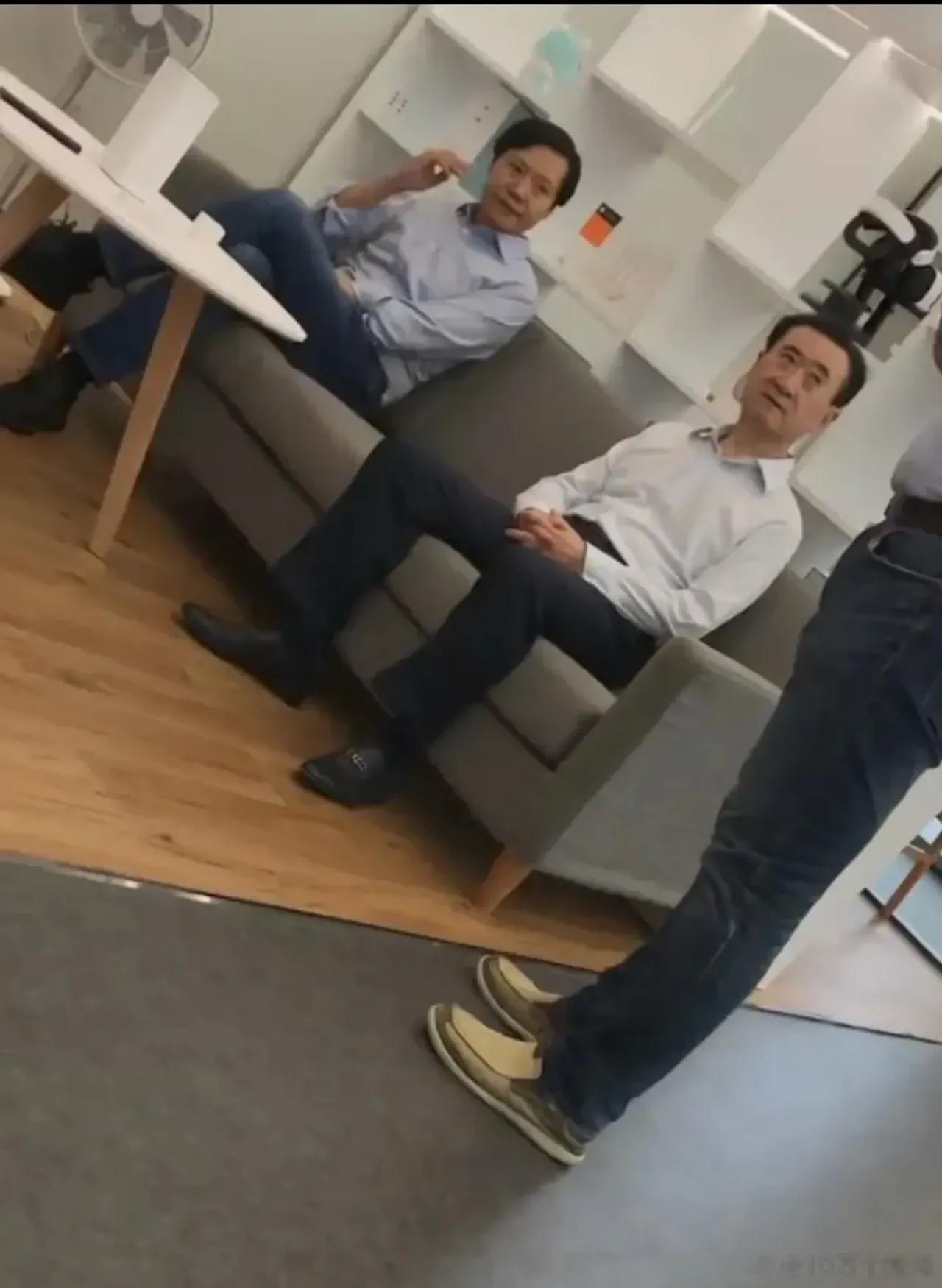 网友偷偷拍摄的，雷军雷总和王健林王总，在一起聊天的场景。一个是地产界的大佬，一个