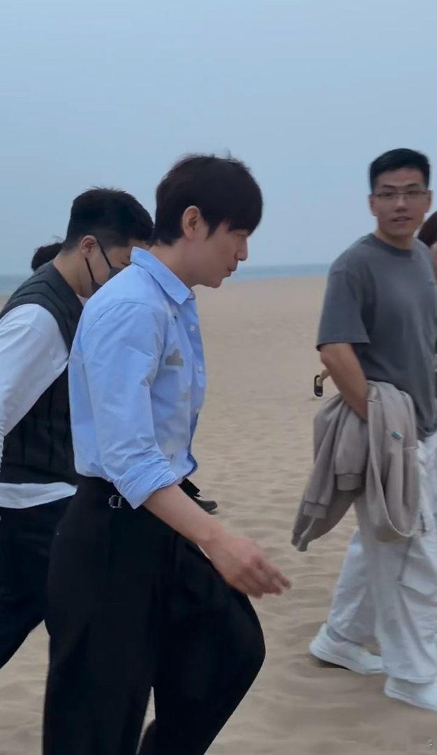 阿那亚偶遇何炅在阿那亚偶遇何老师也太惊喜啦🥰本人温柔亲和，一如既往的亲切，就像