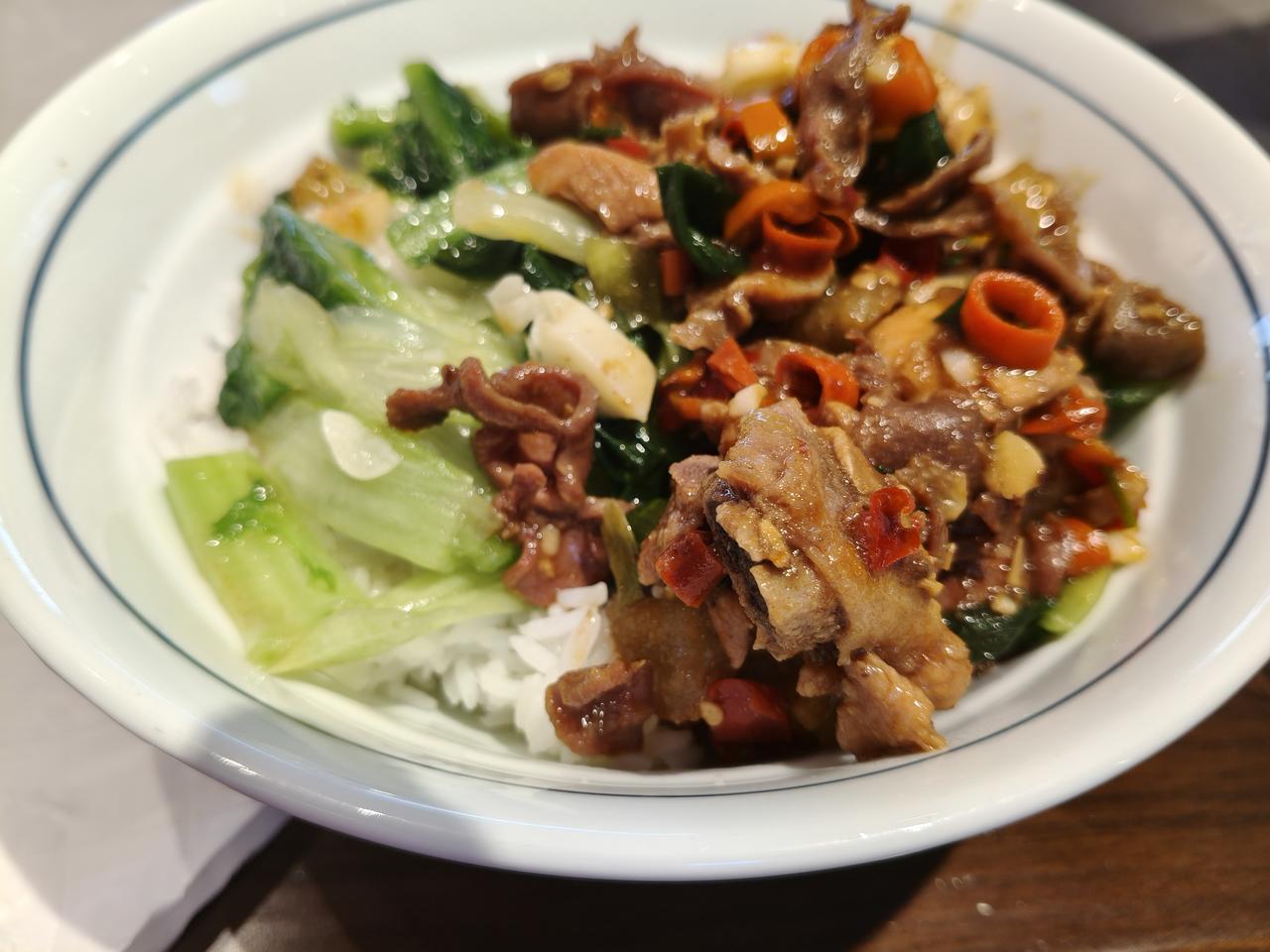 辣炒鸡杂，素炒油麦莱！
今天中午的⺆员工餐，咸淡可口，恰到好处，配上米饭主食！