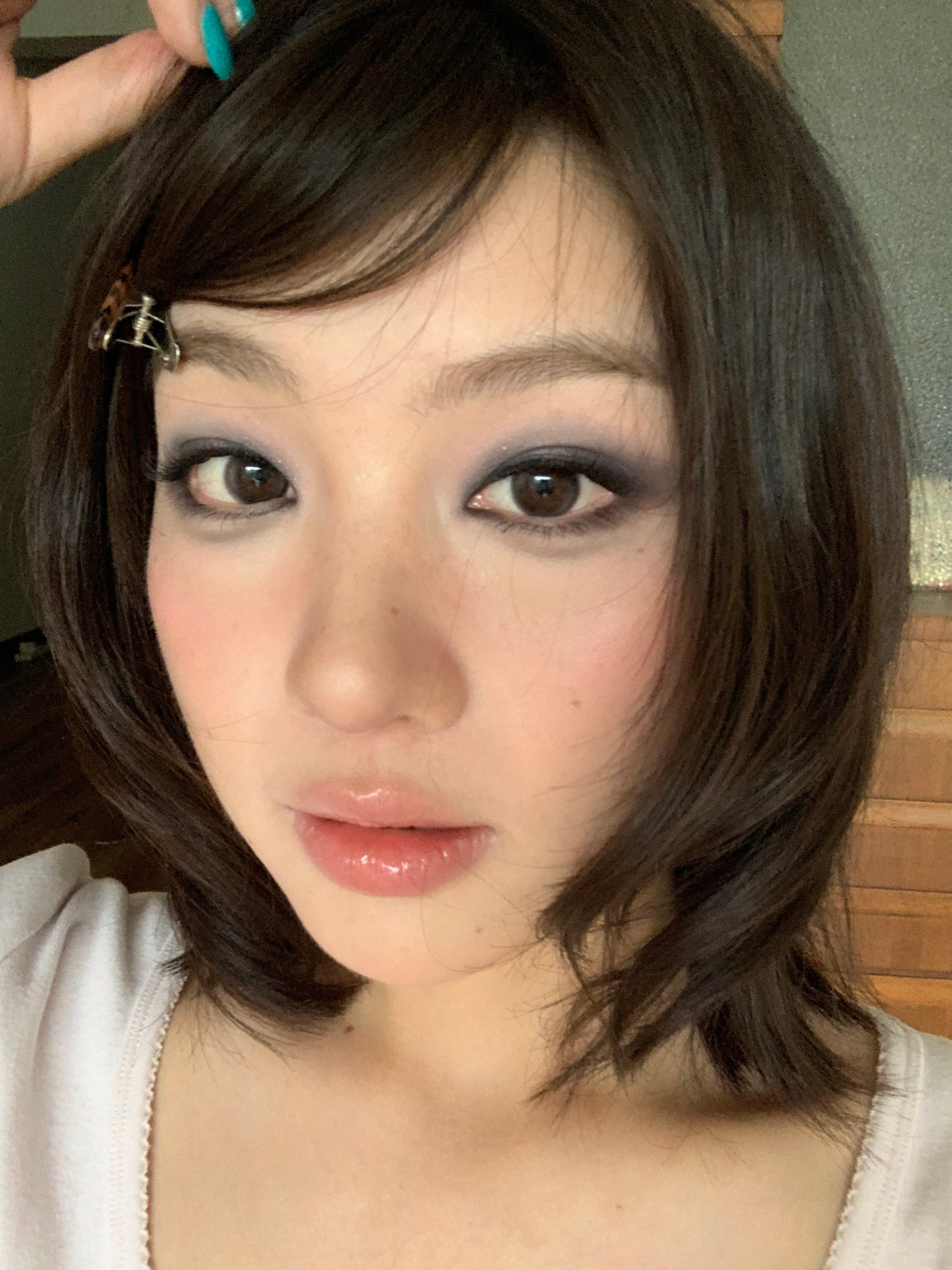 这个烟熏妆就这么熏起来一发不可收拾 能不能稍微控制范围 感觉还得练习一百次才能出