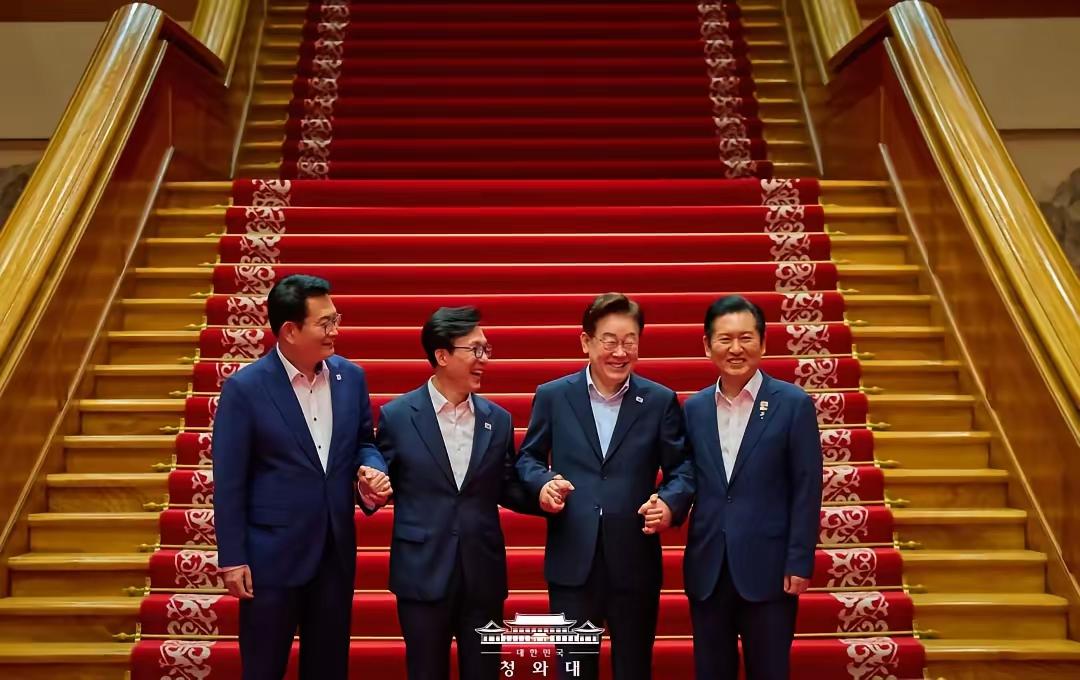 共同民主党刚选举出新党首，李在明就迫不及待的邀请金敏锡，郑清来，宋永吉到青瓦台做