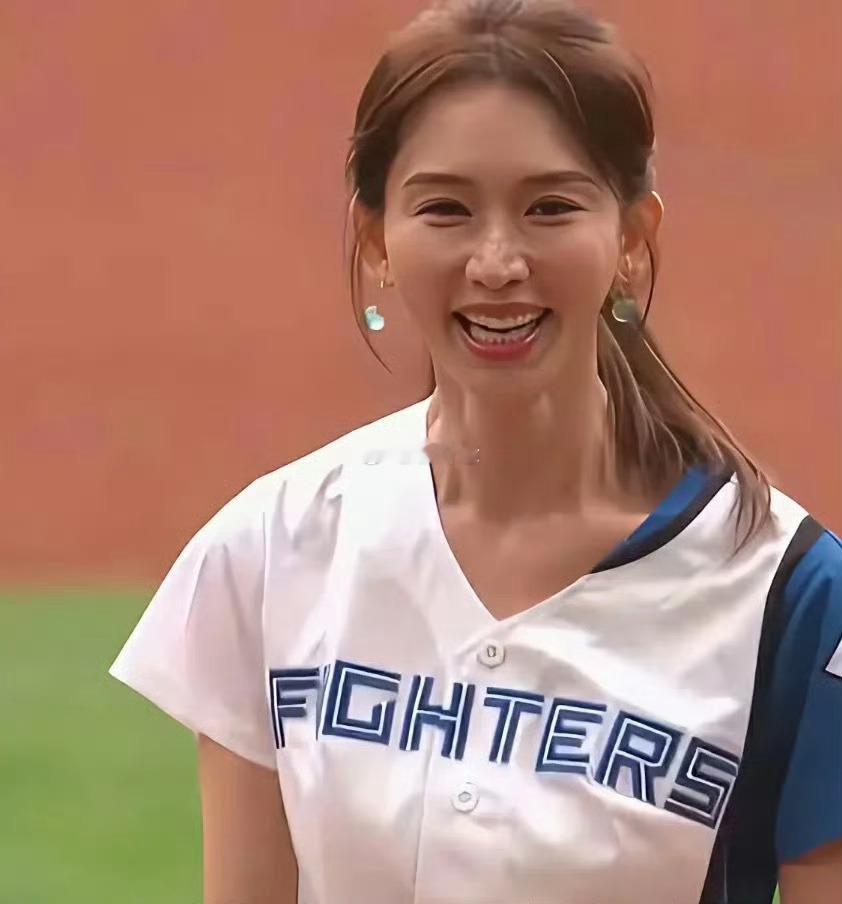 谁能告诉我，她这个脖子是怎么了 