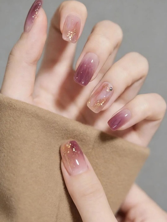 为什么有女性不做美甲女性不做美甲的原因涵盖生活习惯、职业需求、身体因素和个人偏好