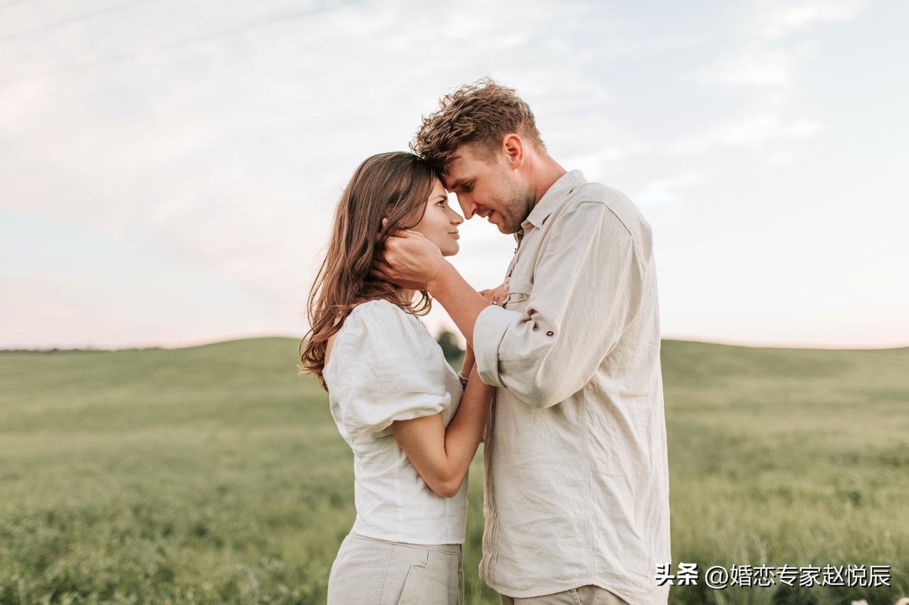 关于婚姻的3个真相，有点扎心，但已婚的你一定要知道。
 
1.不要轻易翻男人手机