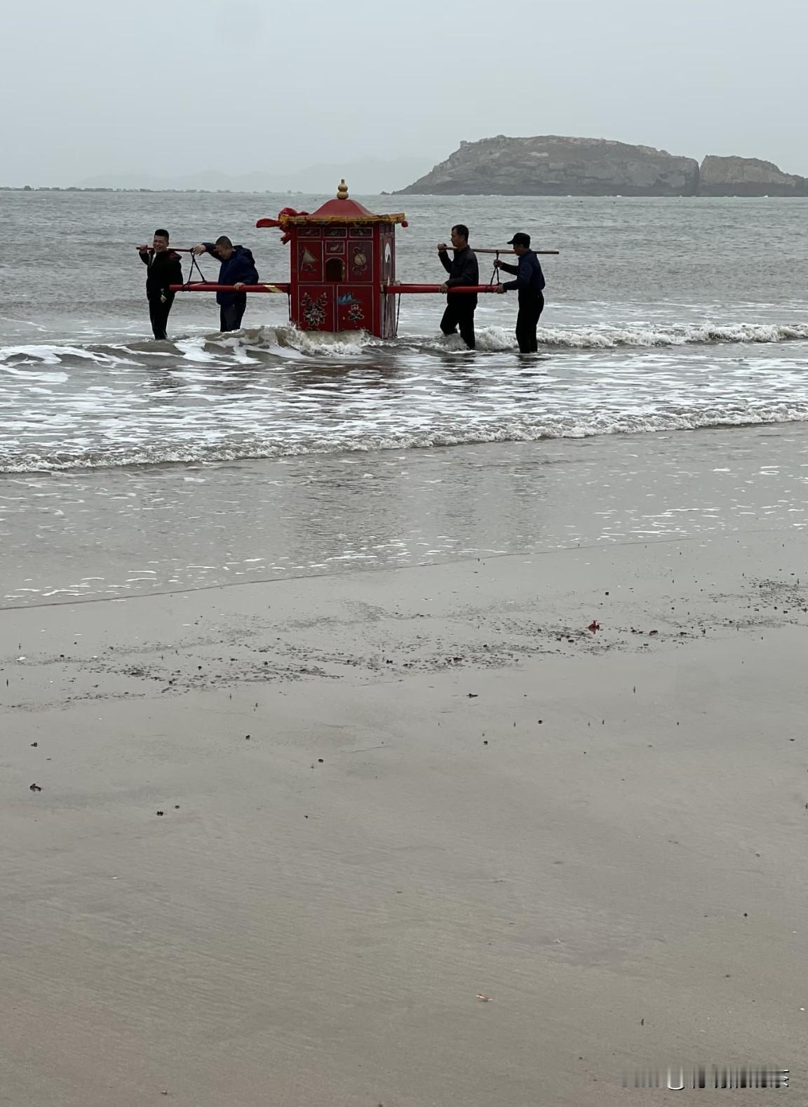 海边拍到的一幕，有没有人知道这是在干嘛？了解的出来帮忙解释一下！实在是搞不懂。