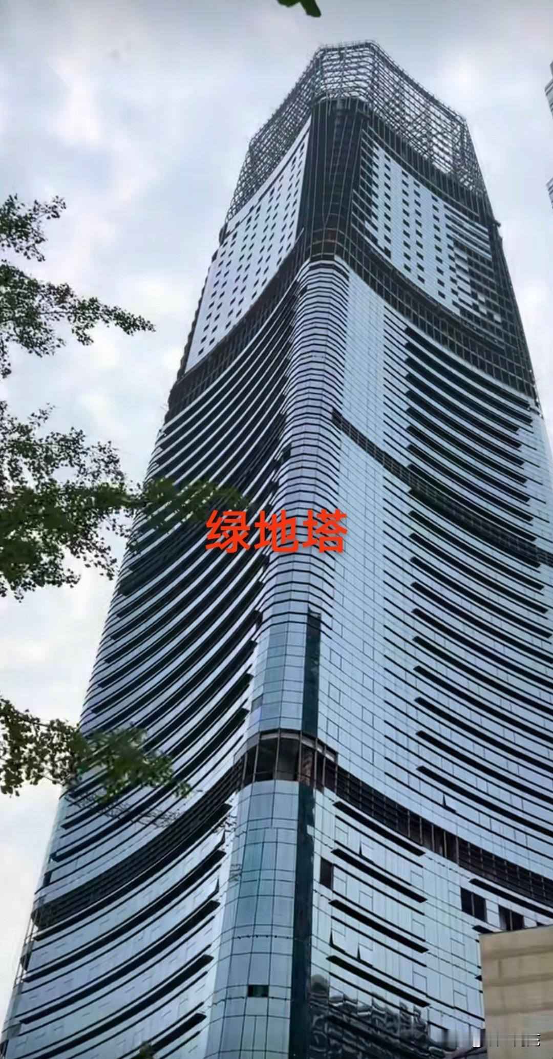 网友摄于最近的238米双子塔，玻璃幕墙神速啊！8月能挂完吗？