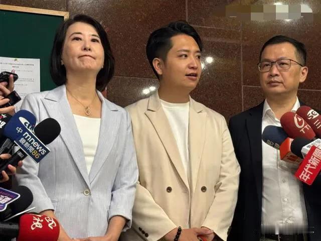 罗廷玮弃权被骂翻！王鸿薇：党团会做出适当处置

蓝白党团昨在立院程序委员会联手退