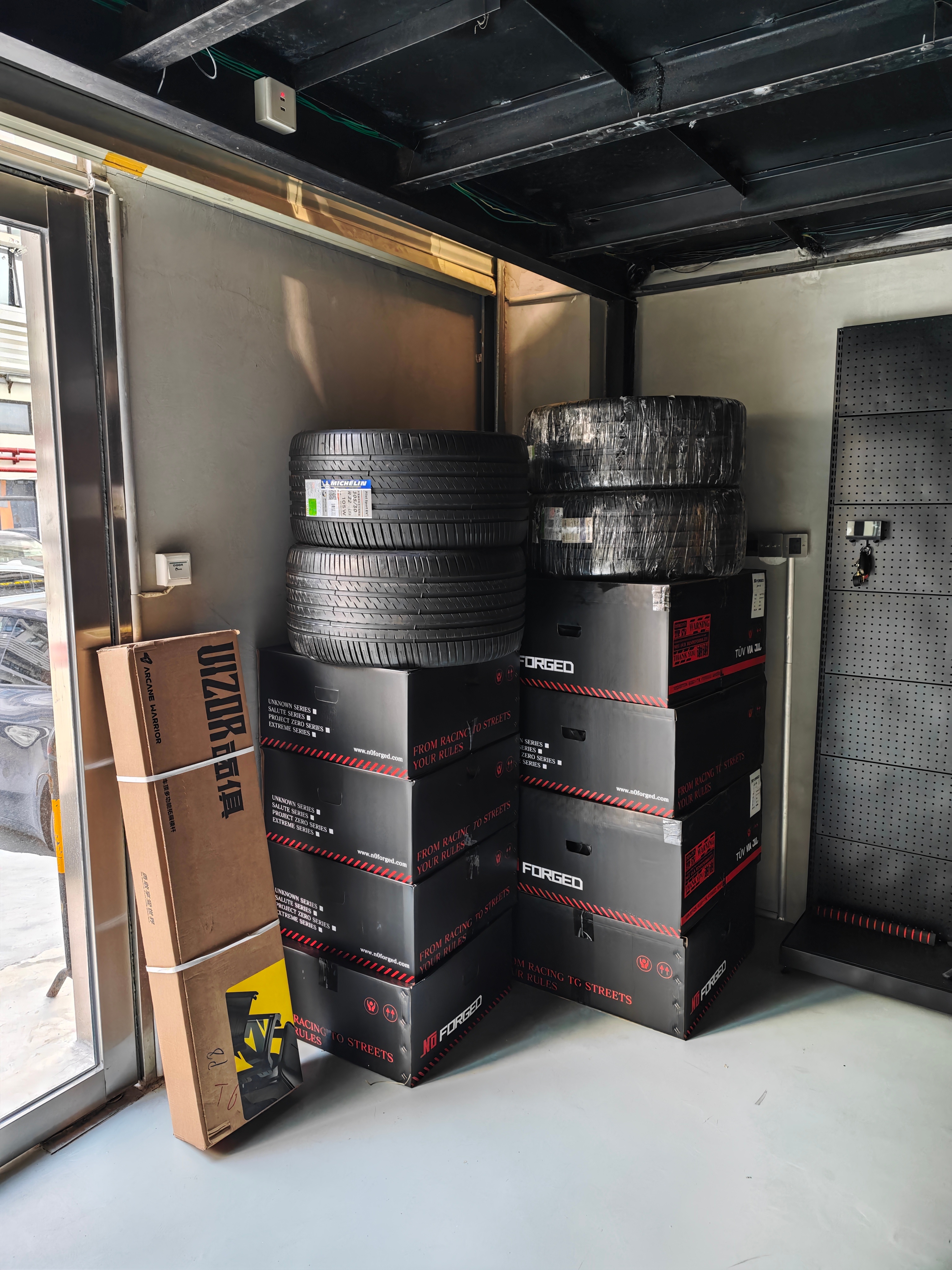 最近要轻改一台车，今天改装件陆续到货，看看这轮胎宽度，带劲吗大v聊车 深圳