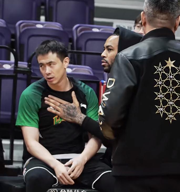 外援莫兰德主动给赵继伟做按摩，只是把赵继伟吓得赶紧躲开了！

4月1日，辽宁本钢