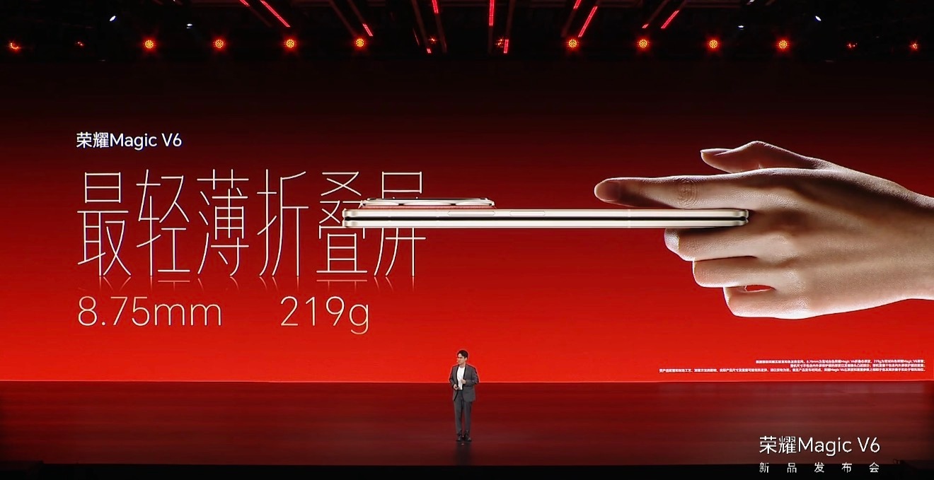 荣耀MagicV6太能整活了 大家用折叠屏最担心的就是“脆”，所以折叠屏厂商都花