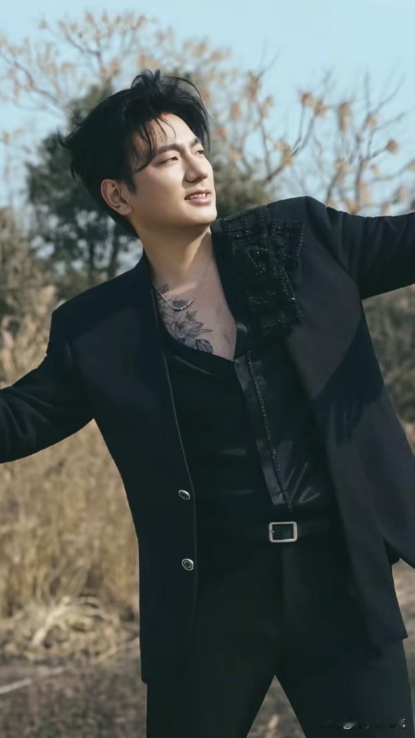 这还是海来阿木吗？
刚刷到他近期的照片，直接被惊艳到了！

以前的他身材胖胖的，