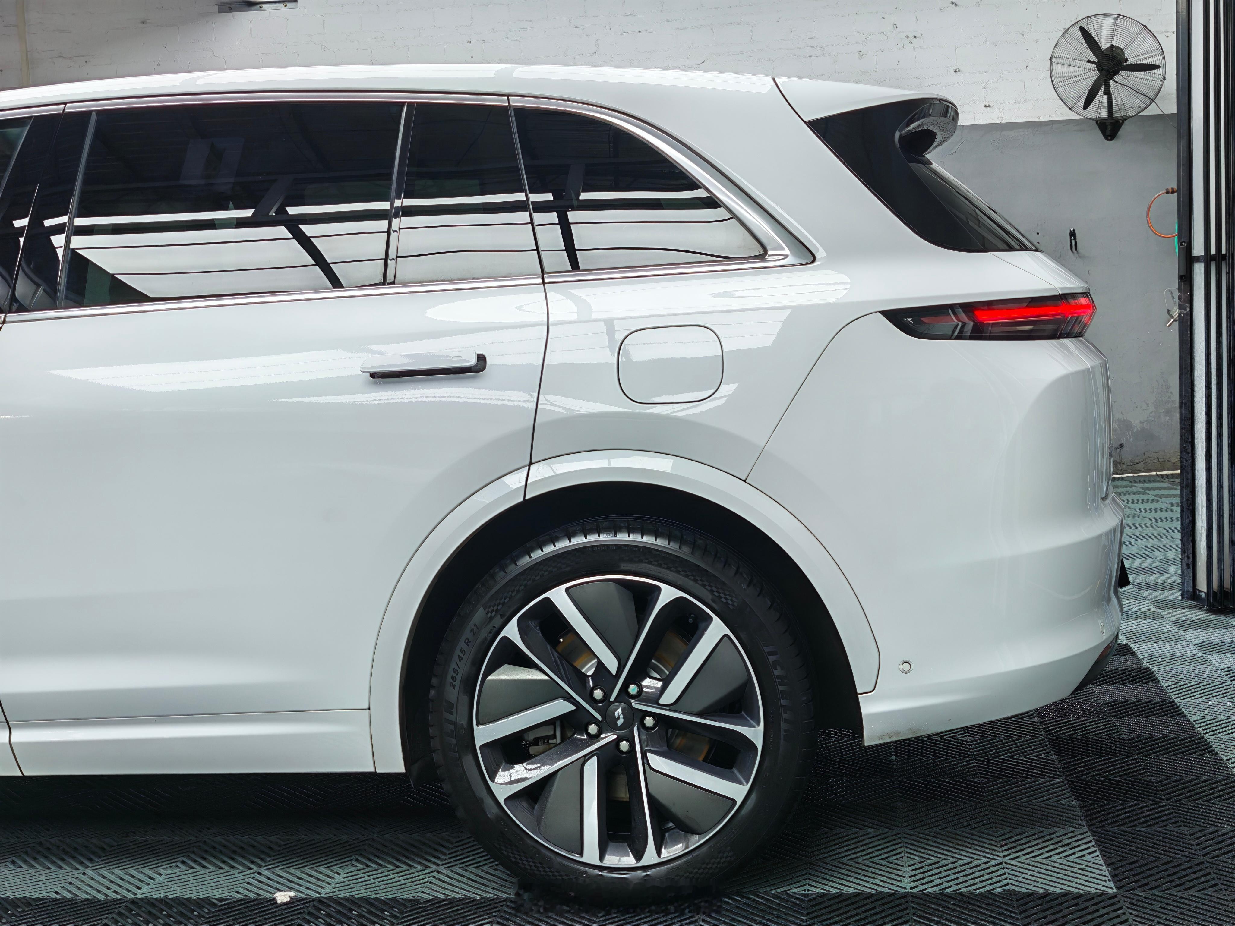 自己洗车，主打一个解压 + 有氧双丰收。PA 预洗流挂 ➡️ 刷轮毂 ➡️ 冲掉