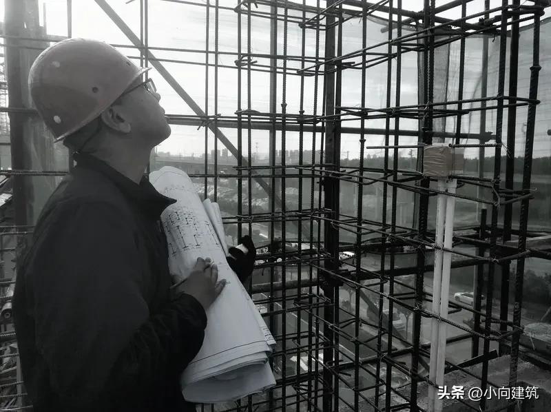 项目总工离项目经理看似只差一步，核心差距不在技术能力，而在综合统筹与经营思维。总