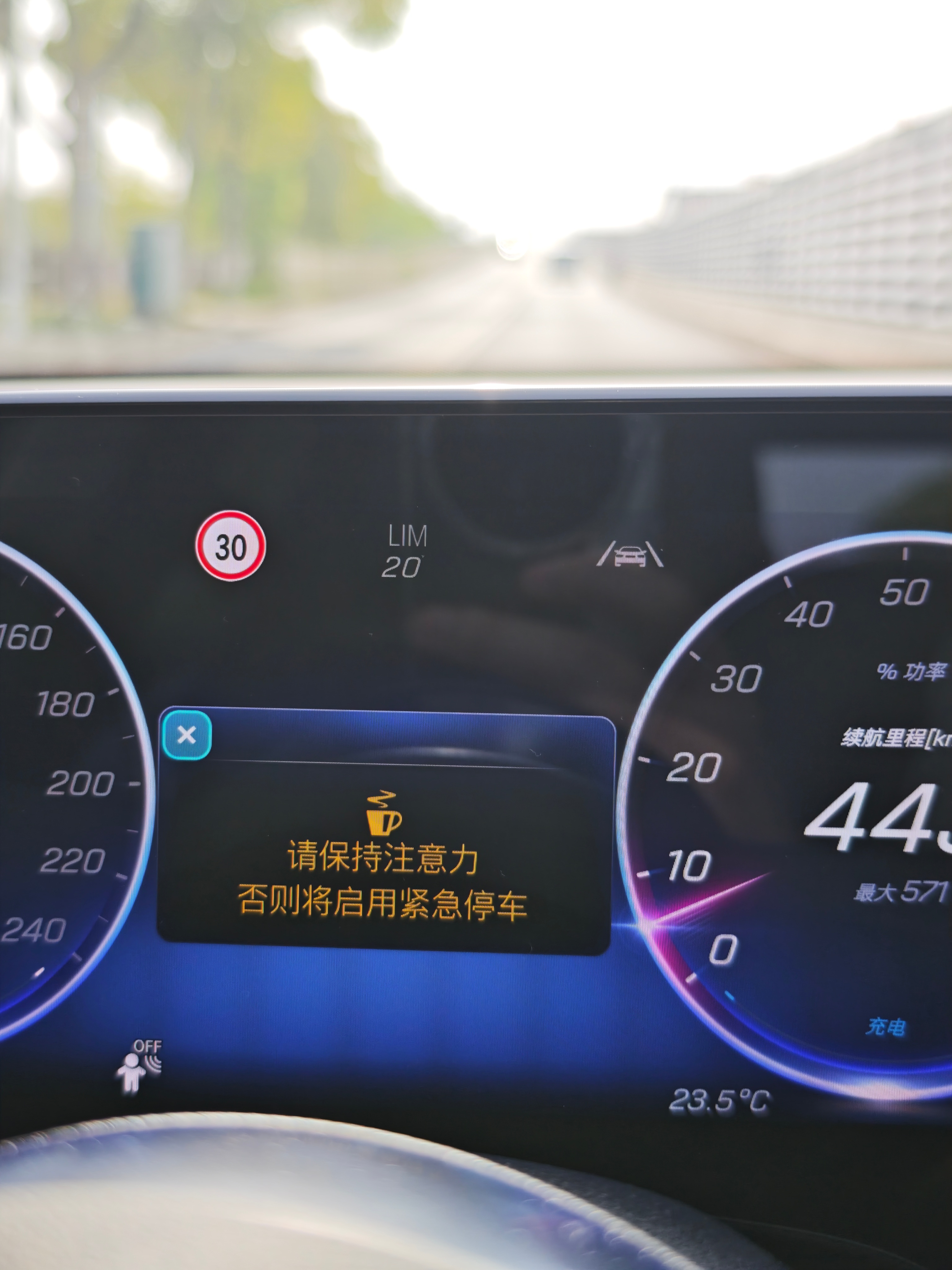 阳光太大了，睁不开眼。这台车检测到了要给我紧急刹车。现在车企越来越智能了hh