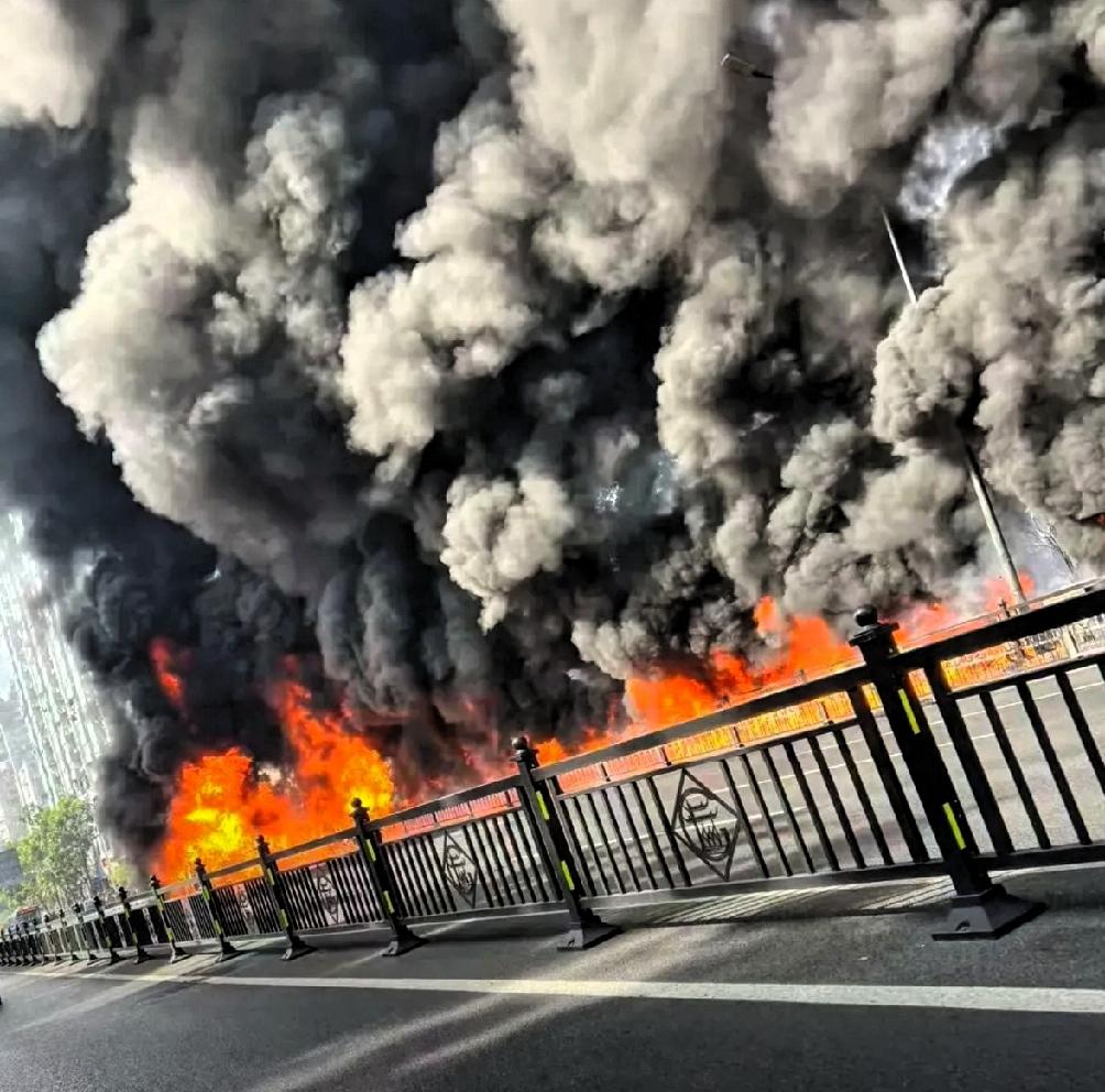 真是没想到
香港那场大火的讨论还没停，广州又起火了。
这次更让人唏嘘。一辆装满了