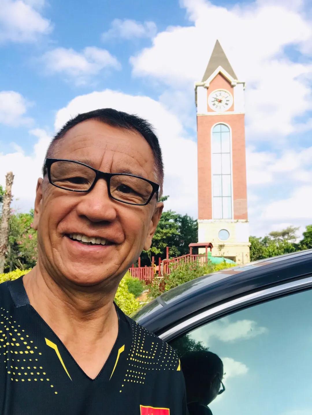 七律·暮秋
文/理想
细雨霏霏野菊开，云烟缭绕锁楼台。
一江秋水微波漾，十里桃花