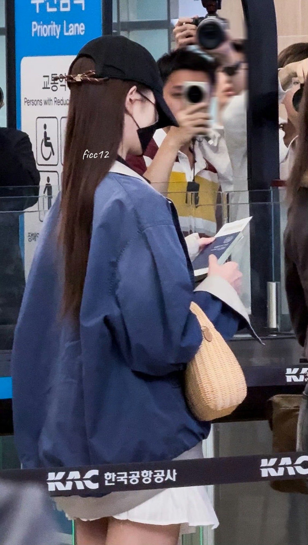 你们来感受一下这个女孩腿有多直多细 头脸有多小吧 我说不出来话了