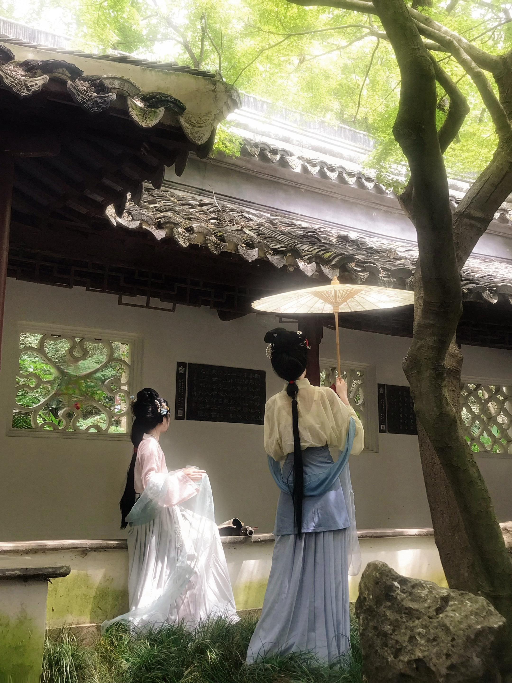 “天葩飞堕广寒宫，片片清香引碧空…”