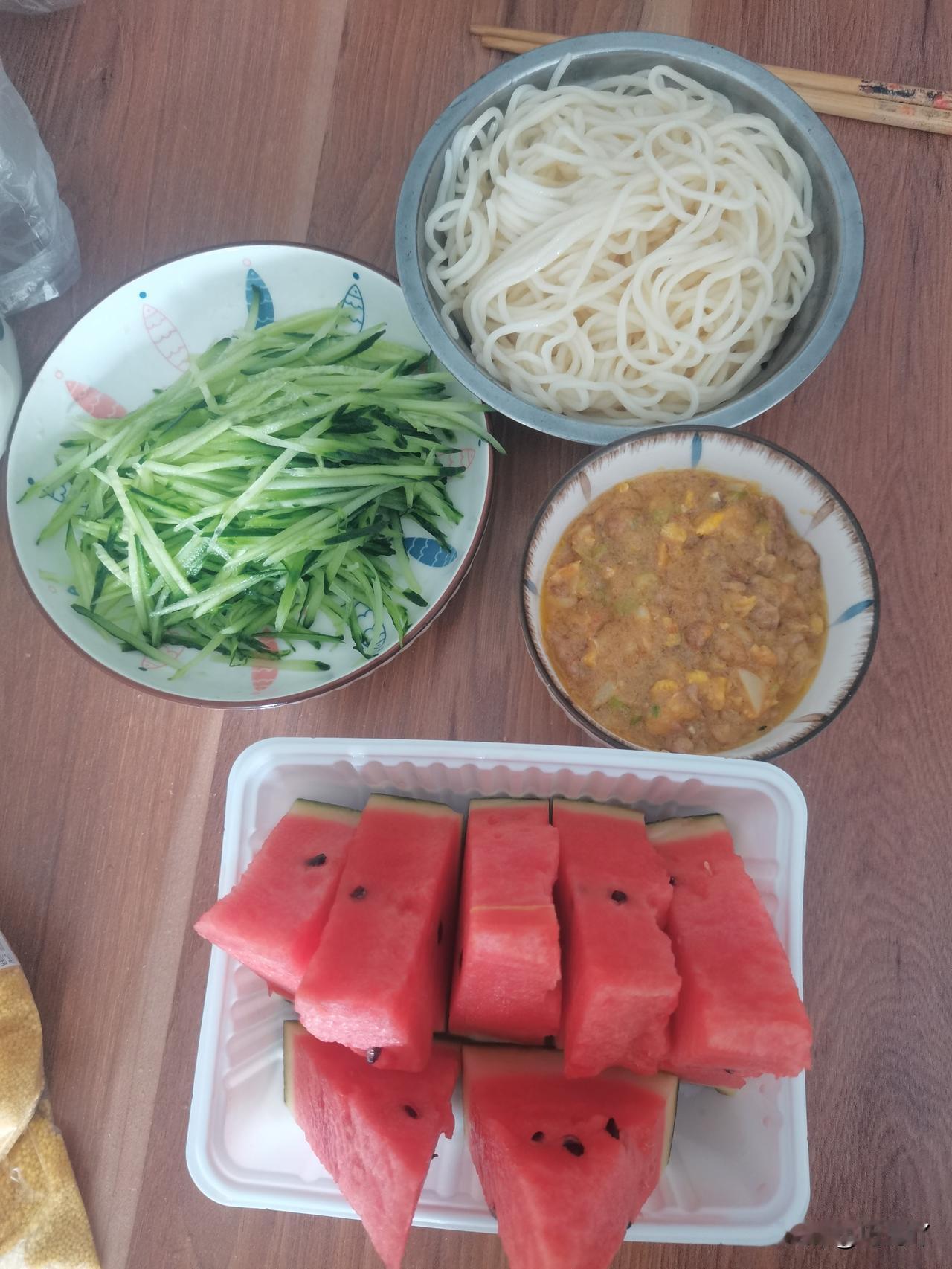 自己一个人生活很穷，
找个对象生活不仅穷，
而且还挺累。

做饭、
洗衣服、
打