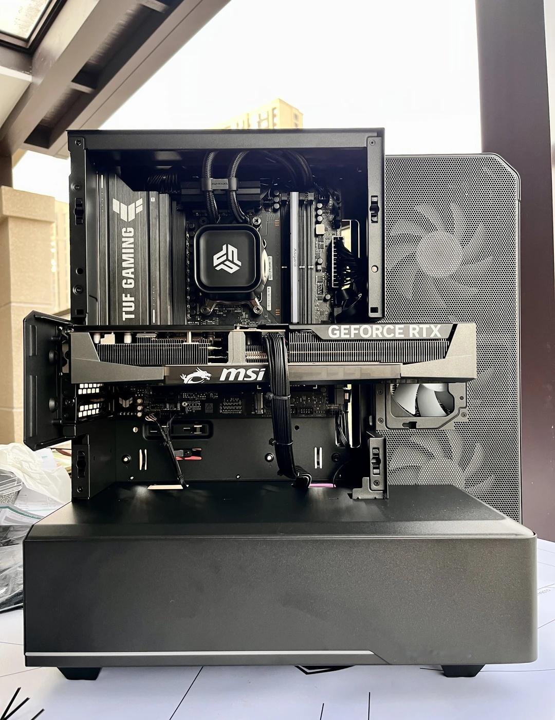 追风者堡垒EX5 plus
看似开放式
主板显卡又都有防尘罩[赞]
长沙装机 长