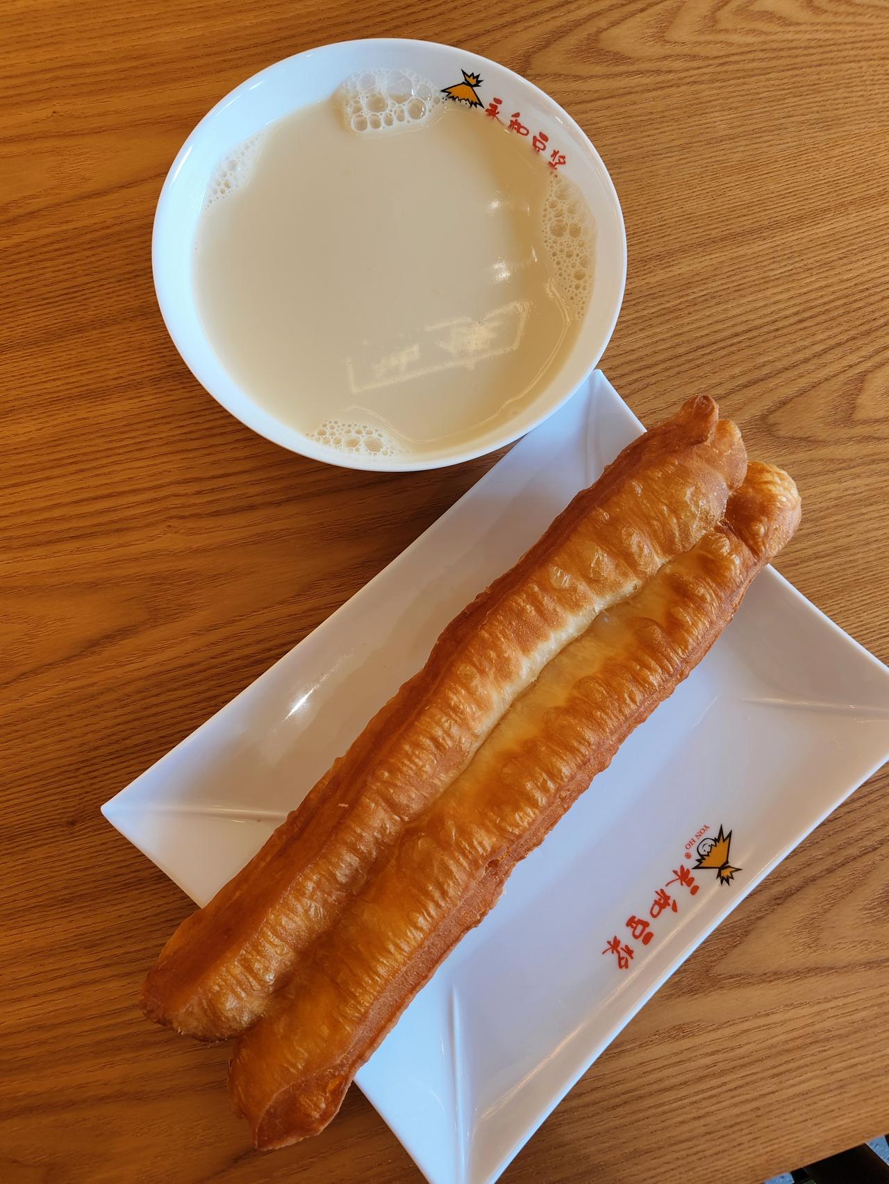 家附近最近开了一家快餐店——永和豆浆。店铺开业了，为了吸引周围顾客，主打小吃“豆